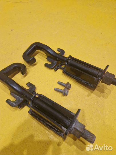 Буксировочные крюки Jeep Grand Cherokee WK2