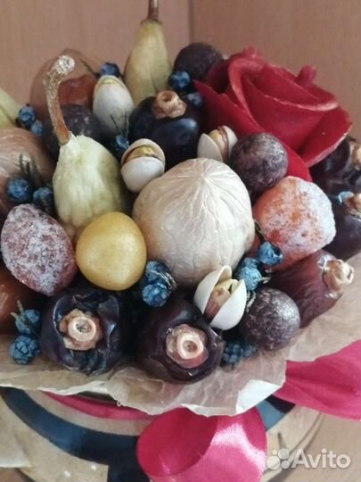 Съедобный букет из орехов и сухофруктов