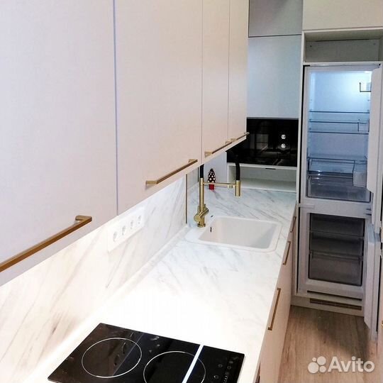 Уютный кухонный гарнитур в современном стиле