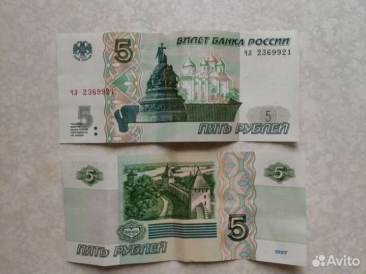 Значки и старые монеты, купюры