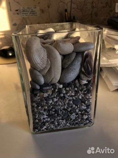 Декоративная ваза с ракушками и камешками