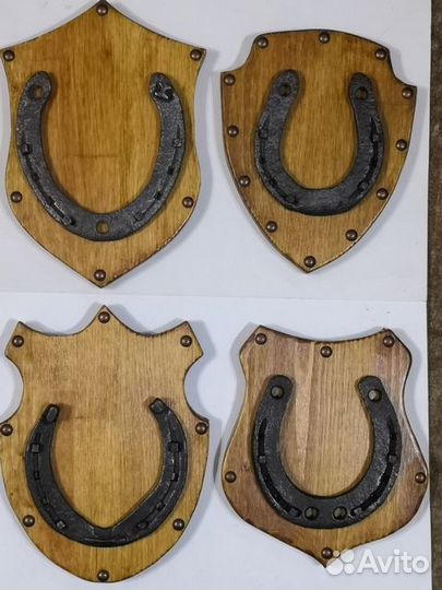 Старинные подковы на щитках