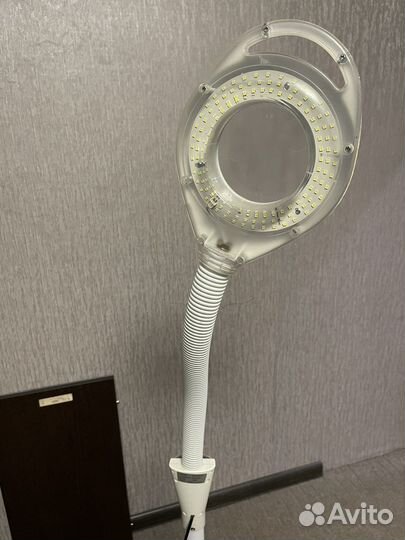 Лампа с лупой