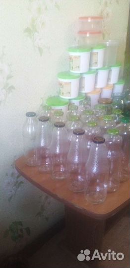 Стеклянные бутылки и банки