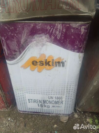 Вроде какой-то лак 2канистры запечатаны