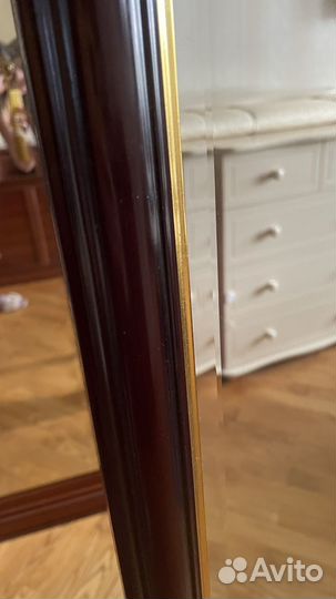 Настенное зеркало в раме из натурального дерева