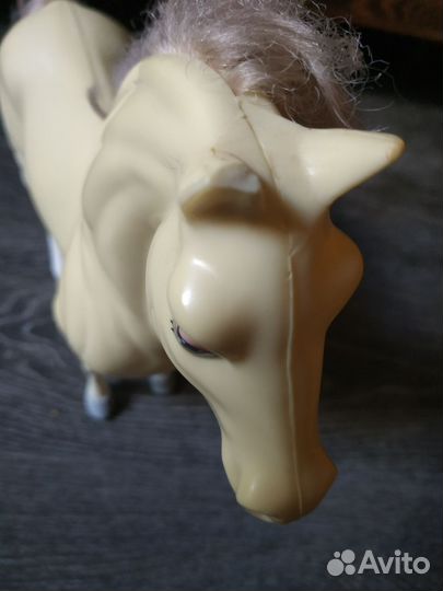 Белая лошадка, пластик