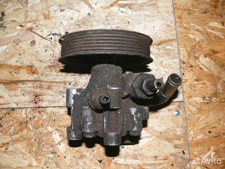 Насос гур Toyota Avensis 2001 г 1,8 л 1ZZ