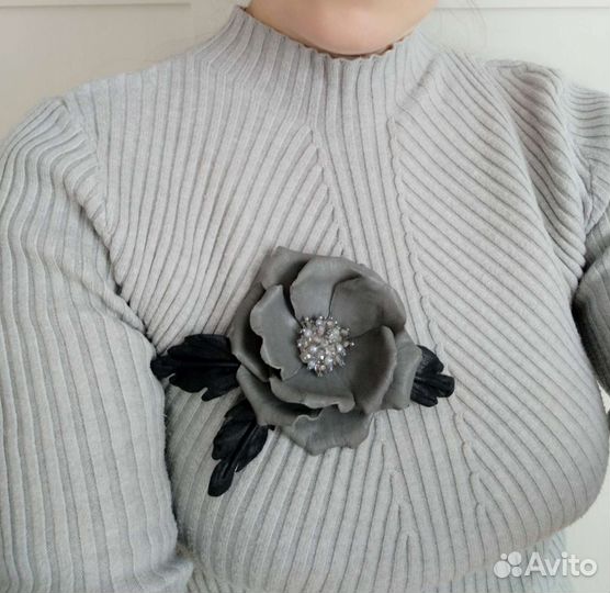 Брошь из кожи