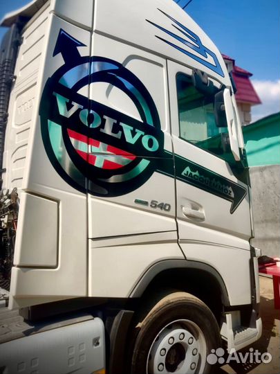 Наклейкаe винил зеркало на Volvo FH