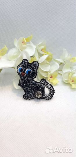 Брошь кошка ручной работы из бисера