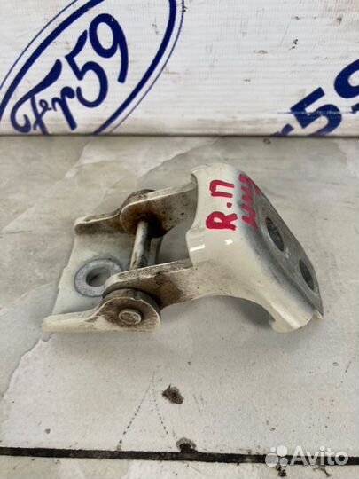 Петля двери нижняя передняя правая Renault Captur