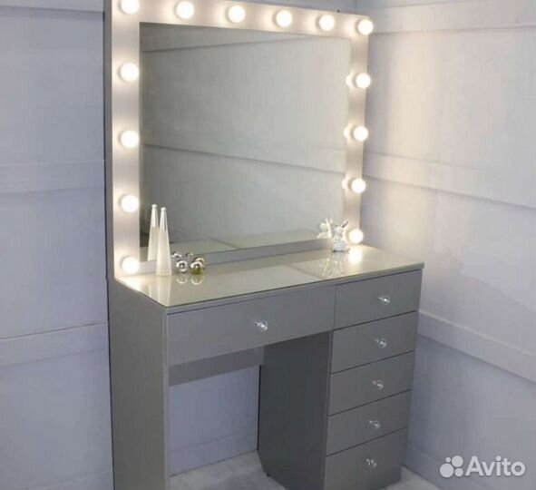 Туалетный столик с подсветкой