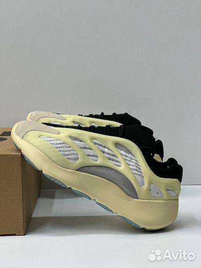 Кроссовки Adidas Originals Yeezy 700 V3