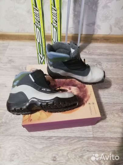 Лыжные ботинки salomon, детские. Длина лыж 150 см