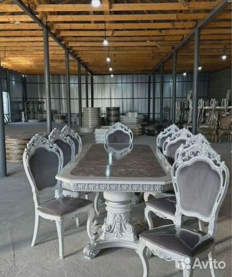 Обеденный стол со стульями