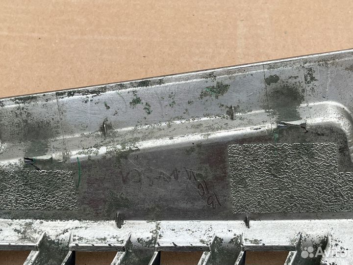 Решетка радиатора левая Mitsubishi L200 MN142329