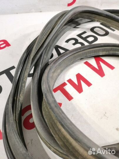 Уплотнительная резинка двери багажника Toyota