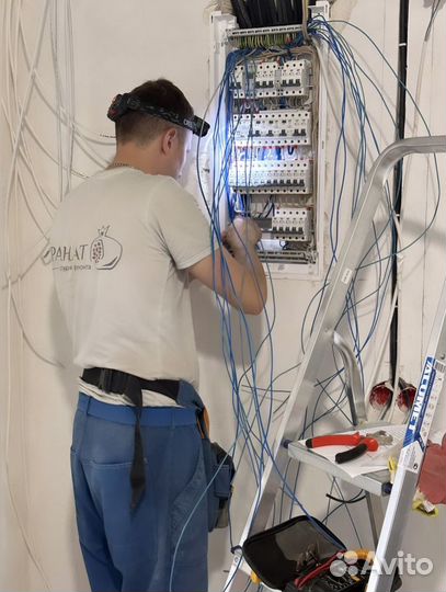 Электрик (с газовым пистолетом)