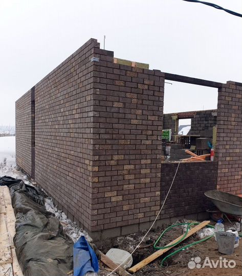 Бригада строителей каменщики