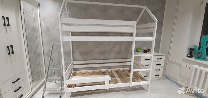 Двухъярусная детская кровать из дерева