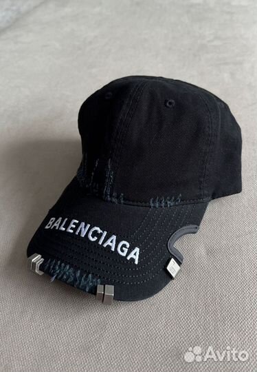 Кепка balenciaga с пирсингом