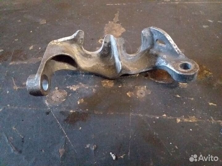 Кронштейн тросов МКПП Пежо 3008