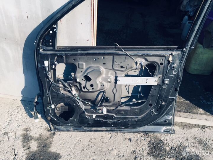 Передняя правая дверь на Ниссан X-Trail 2006 г