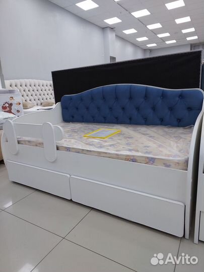 Детская кровать с мягкой спинкой