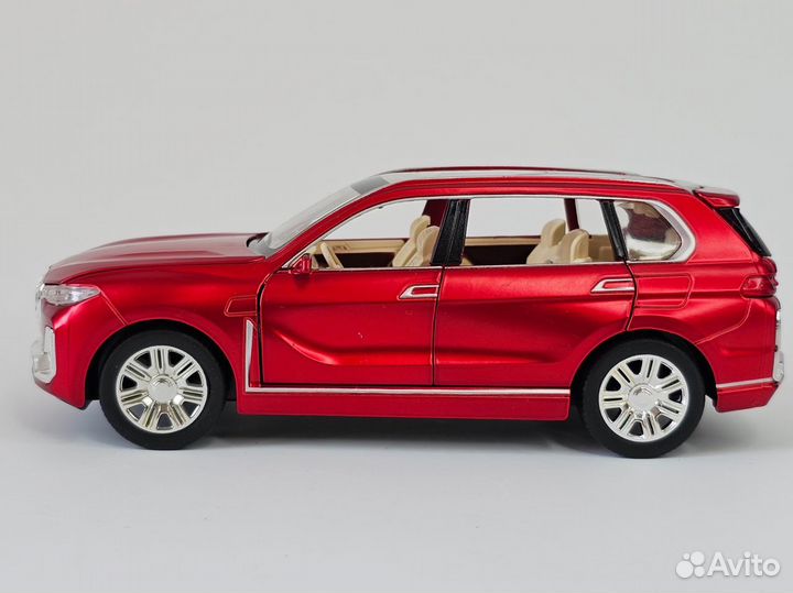 Модель машины BMW X7 красный 1:24