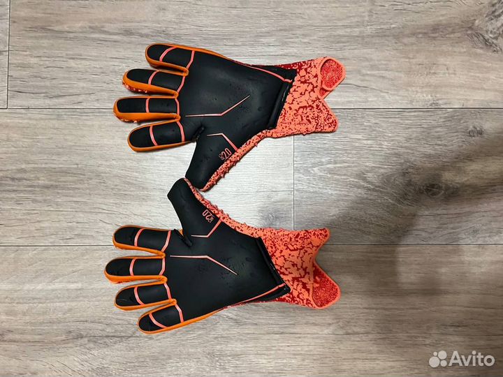 Футбольные вратарские перчатки predator