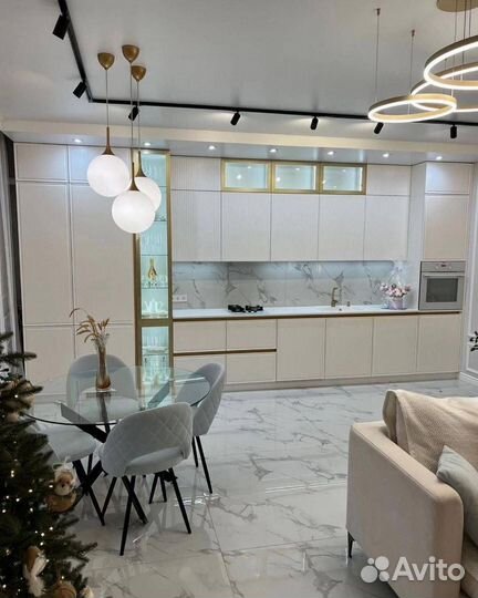 Кухня с витриной и с рифленым фасадом под ключ