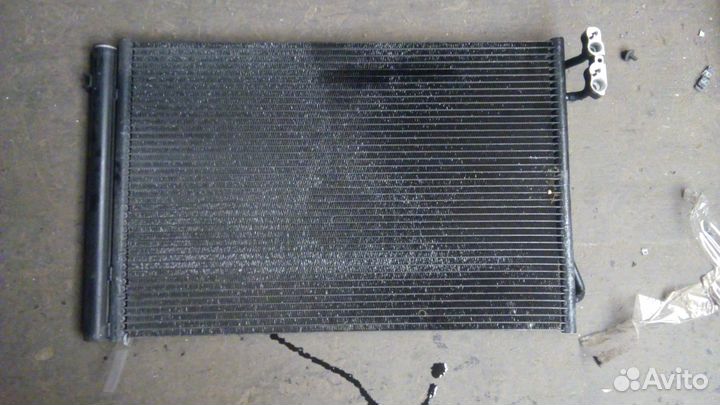 BMW 3 E90 2008 радиатор кондиционера