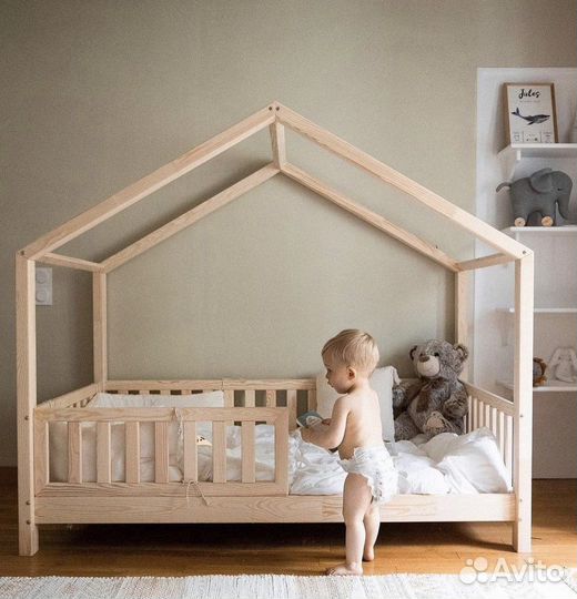 Детская кровать домик из дерева