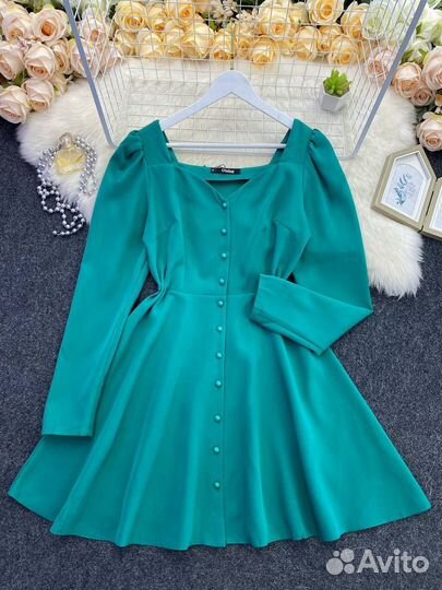 Красивое платье, полностью на пуговицах