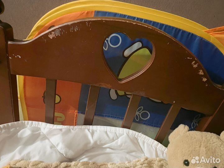 Детская кроватка с маятником и ящиком