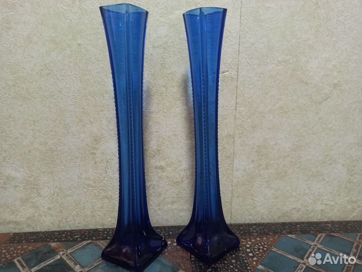 Две вазы тонкие. Синее стекло. Советские