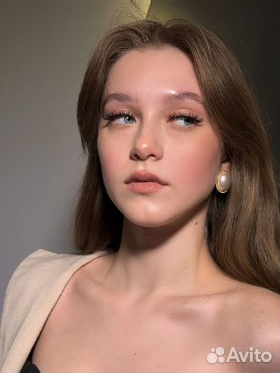 Модель на оформление бровей