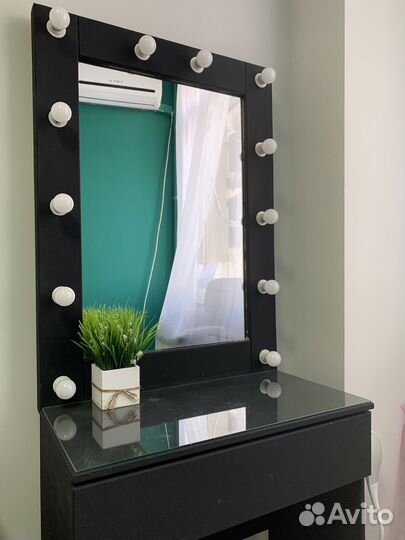Гримерное зеркало, столик