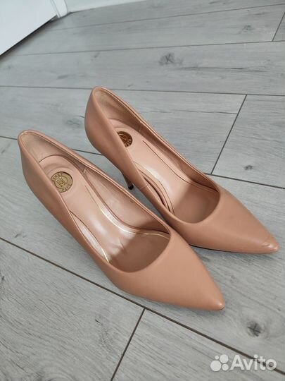Бежевые туфли каблуке 37р