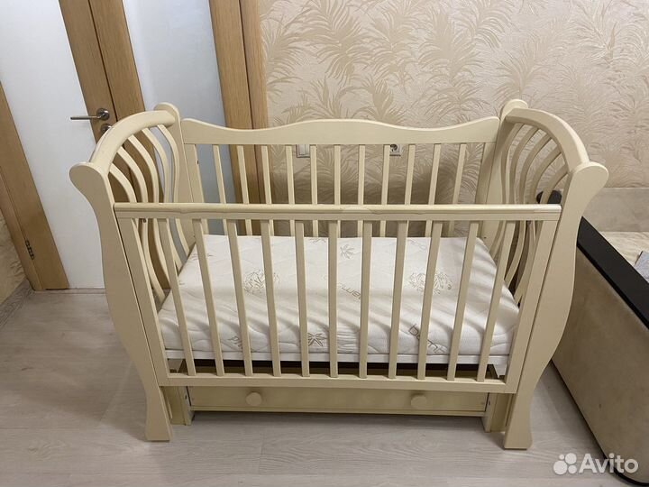 Детская кроватка с маятником и ящиком