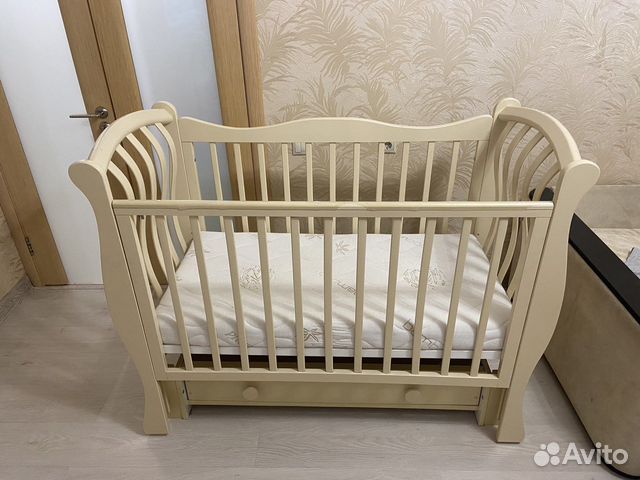 Детская кроватка с маятником и ящиком