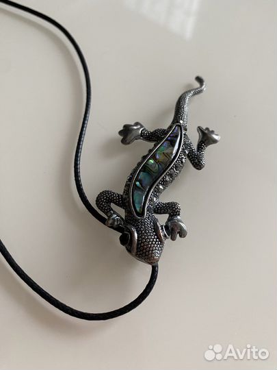 Кулон с перламутром ящерица