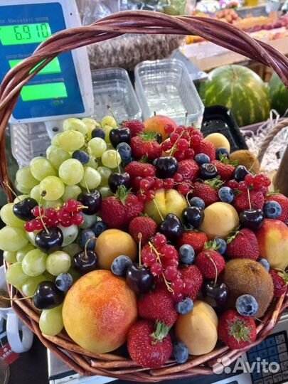 Фрукты и ягоды в корзине