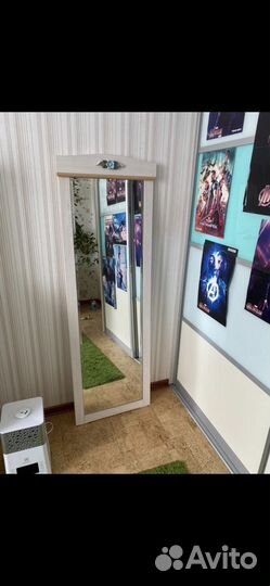 Туалетный стол, кровать, стул, рабочий стол