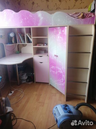 Детская кровать чердак со столом и шкафом