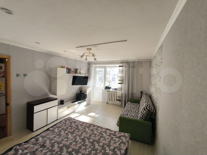 Доля в 2-к. квартире, 49 м², 3/9 эт.