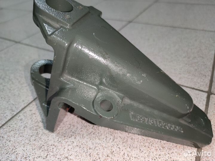 Передний кронштейн задней рессоры хово