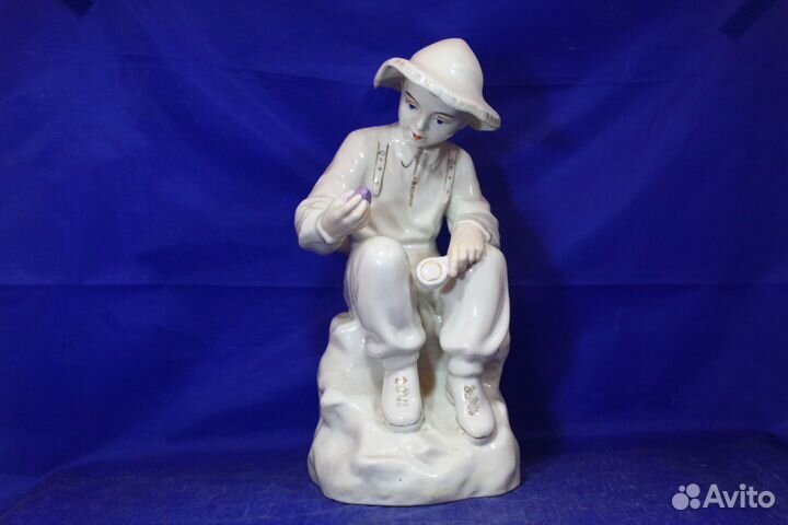 Юный геолог большая статуэтка фарфоровая Мальчик с