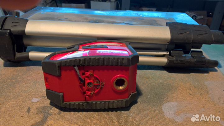 Лазерный уровень со штативом